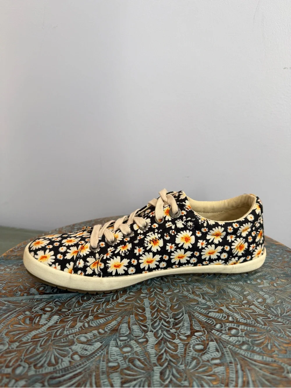 Like new! Taos Star Daisy Print Sneakers Size 8